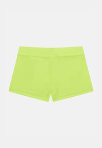 Neon gula badshorts med en slät textur och elastisk midja, med en enkel design utan synliga mönster eller detaljer.