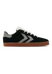 Zwarte suède sneaker met een bruine zool, witte veters en grijze chevronstrepen aan de zijkant, zijaanzicht weergegeven.