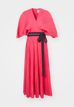 Ružová plisovaná šaty s prehozom, plávajúcimi rukávmi, čiernym opaskom a plnou sukňou. Hladká tkanina a textúrované plisovanie po celej ploche.