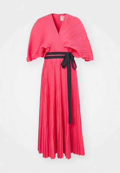 Różowa sukienka z plisowaniem i zawiązywanym dekoltem, z falbaniastymi rękawami, czarnym paskiem i pełną spódnicą. Gładki materiał i teksturowane plisy na całej powierzchni.
