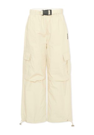 Pantalon cargo beige avec taille élastique, ceinture noire ajustable à boucle, poches latérales à rabat et ourlets à cordon de serrage.