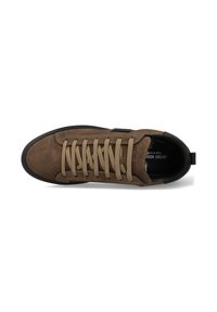 Bruine suède sneakers met beige veters, zwarte rubberen zool, minimalistisch ontwerp, met een kleine zwarte accent op de hiel.