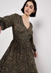 Leopardenmuster-Kleid in Grüntönen und Gold mit V-Ausschnitt, gerafftem Taillenteil und langen Ärmeln mit elastischen Bündchen.