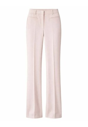 Pantaloni beige chiaro su misura con piega frontale, passanti per cintura e due tasche frontali orizzontali a filetto.