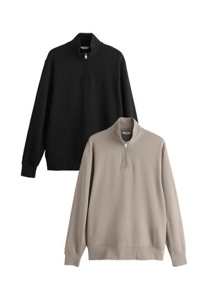 Twee sweatshirts met lange mouwen en kwartritssluiting, één zwart en één beige, met geribde manchetten en kraag, afgebeeld tegen een witte achtergrond.