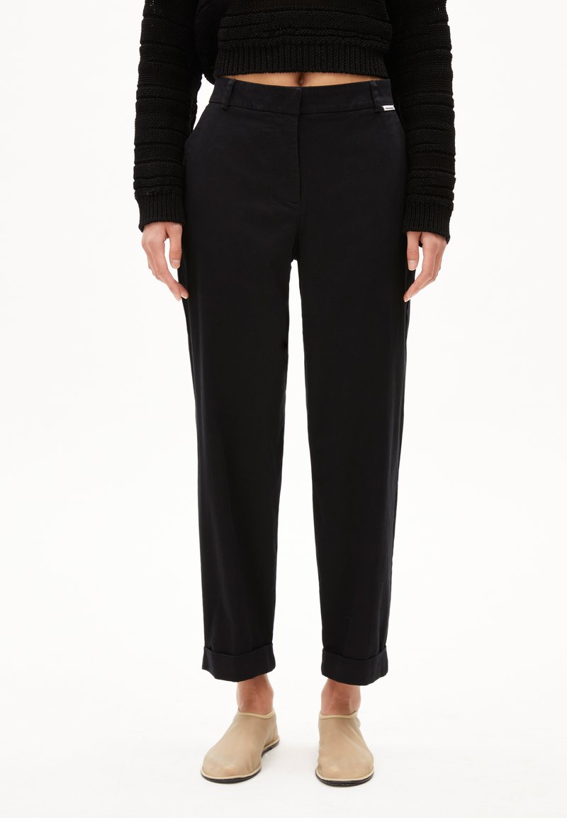 ARMEDANGELS KAADWI - Stoffhose - black