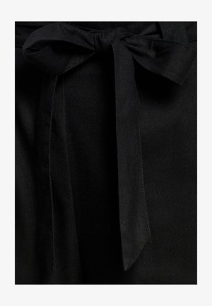 Tessuto nero con superficie testurizzata, caratterizzato da un fiocco annodato e un design a taglio dritto. Il tessuto appare resistente e liscio.