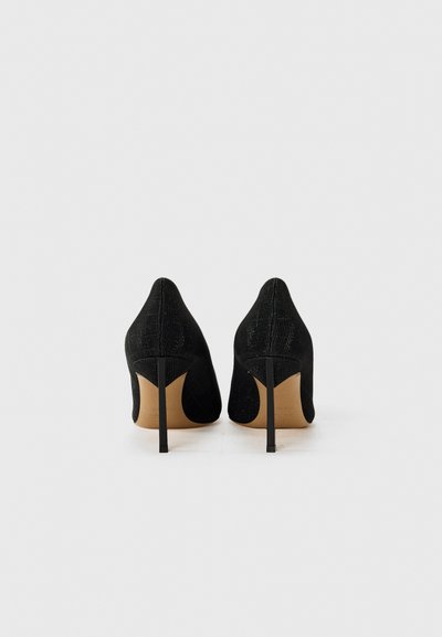 Pantofi negri cu toc înalt, cu vârf ascuțit, dintr-un material texturat și cu un toc subțire stilettos. Designul prezintă o siluetă elegantă.