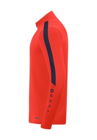 Maglietta atletica rossa a maniche lunghe con pannello laterale blu navy, tessuto testurizzato, zip a un quarto e dettaglio del logo rotondo vicino all'orlo della manica.