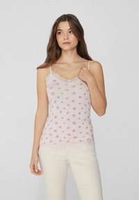 Světle růžová tílko má jemný krajkový lem a malý květinový vzor. Nastavitelné ramínka, přiléhavý design, měkká textura látky.