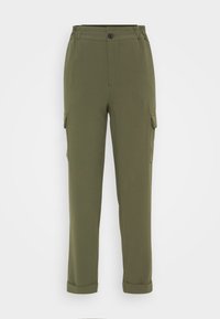 Pantaloni cargo verde oliva realizzati in un tessuto morbido, con gamba affusolata, due tasche laterali e chiusura con bottone in vita.