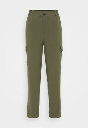 Olijfgroene cargobroek van een soepele stof met een tapered leg, twee zijzakken en een knoopsluiting op de taille.
