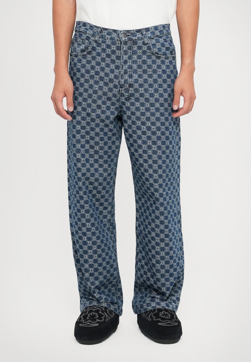 Jeans din denim albastru cu un model geometric, având un croi drept, buzunare frontale și detalii de cusătură contrastante.