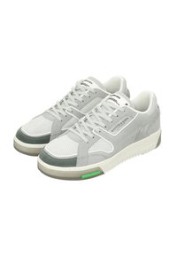 Graue und weiße Sneakers mit einer Kombination aus Mesh- und Wildledermaterialien, runder Zehenpartie, durchlöchertem Design und grünen Akzenten an der Sohle.