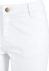 Jeans de mezclilla blanca con cierre de botón, bolsillos estándar y una textura sutil. La tela parece suave y resistente.