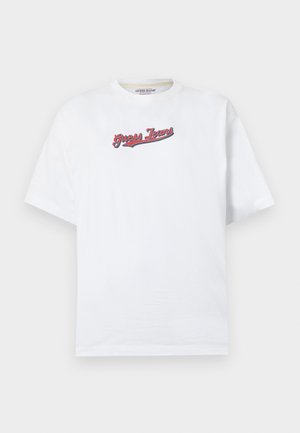 T-shirt bianco in cotone con una vestibilità comoda, con logo "Guess Jeans" ricamato in rosso e blu sul petto. Maniche corte.