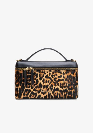 Sac à main rectangulaire à imprimé léopard avec un dessus en cuir noir, une fermeture éclair dorée, deux tirettes de fermeture éclair et une poignée noire unique.