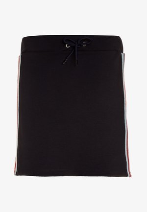 Jupe noire avec une taille élastique et un cordon de serrage, présentant des panneaux latéraux bleu clair et rouge. Fabriquée en tissu extensible, avec des coutures plates et une coupe droite.