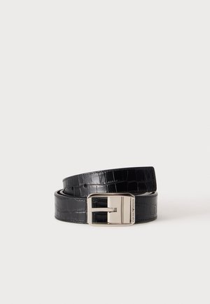 Sort læderbælte med krokodilletekstur og sølvfarvet rektangulært spænde med graveret "Emporio Armani" på hvid baggrund.
