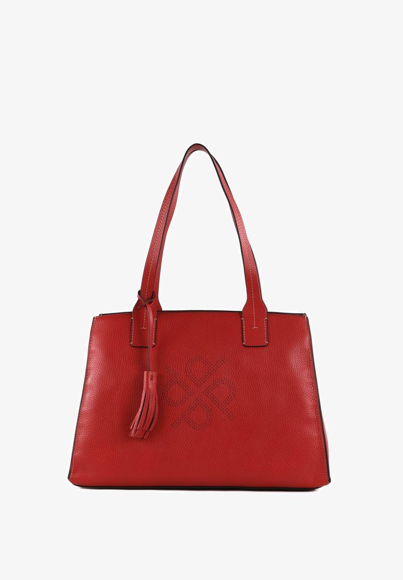 Rode leren totebag met textuur, dubbele handvatten en een decoratieve tassel. Bevat een zwart accent aan de bovenkant en geperforeerde logodetails.