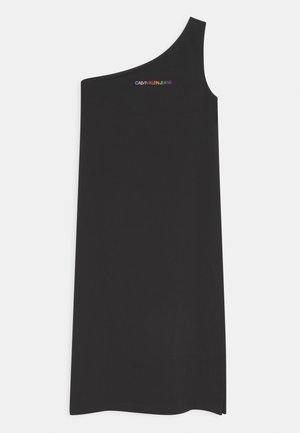 Robe noire une épaule avec une coupe droite et un petit logo arc-en-ciel "Calvin Klein Jeans" près de l'encolure.