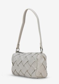 Bolso de tela trenzada color crema con forma rectangular, que cuenta con un asa plana y un cierre de cremallera. Patrón texturizado en toda su superficie.
