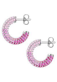 Ez a függő fülbevaló rózsaszín drágakövekből készült, fokozatos árnyalatokkal, ezüst alapra építve. A fülbevaló ívelt formájú, és apró kerek díszek színesítik.