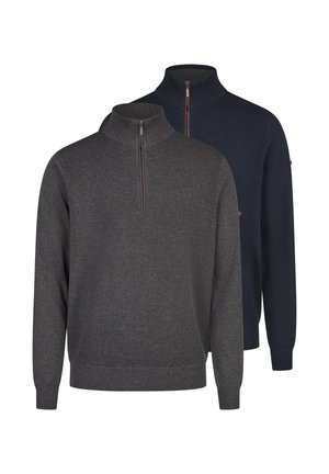 Twee gebreide herensweaters met half-ritskraag, één donkergrijs vooraan en één marineblauw erachter, beide met lange mouwen.