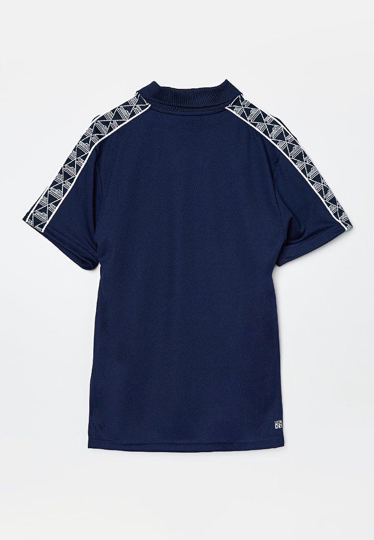 Marineblaues Poloshirt mit kurzen Ärmeln, geripptem Kragen und weißen geometrischen Akzenten an den Schultern. Glatte Textur und lockere Passform.