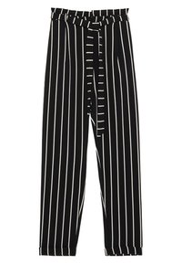 Pantalon à rayures verticales noires et blanches avec jambes larges, ceinture en tissu et taille élastique. Texture lisse, longueur cheville.