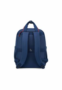 Zaino blu navy con spallacci imbottiti e maniglia superiore, dotato di una tasca frontale con zip e due tasche laterali, realizzato in materiale resistente.