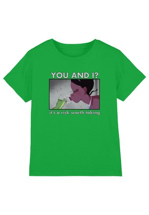 Grünes Kurzarm-T-Shirt mit einem grafischen Design, das den Text "DU UND ICH? Es ist ein Risiko wert" und eine Illustration einer weiblichen Figur und eines Frosches zeigt.