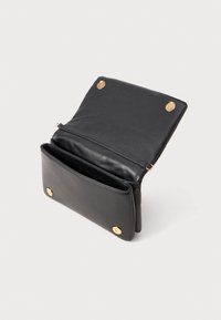 Schwarze Lederhandtasche mit glatter Oberfläche, mit einem Klappenverschluss, goldfarbenen Beschlägen und zwei Innenfächern.