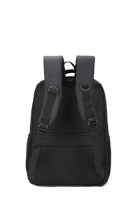 Zaino nero realizzato in materiale resistente con dettagli in rete, spallacci imbottiti e numerosi scomparti per lo stoccaggio. Forma rettangolare.
