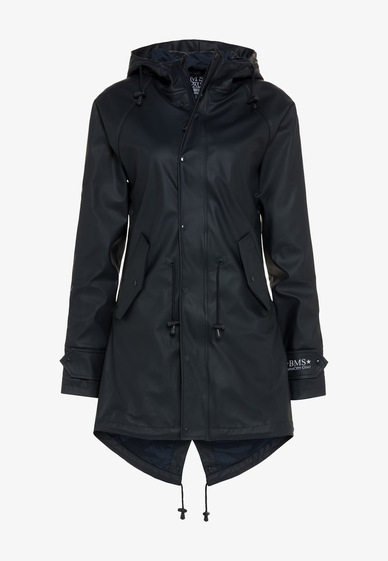 Schwarzer wasserdichter Mantel mit Kapuze, Kordelzug in der Taille und Seitentaschen. Glatte Textur mit einem leicht verlängerten hinteren Saum und Logodetail.