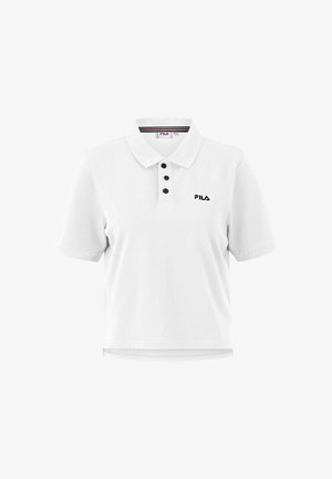 Camisa polo blanca con cuello, mangas cortas, tres botones negros y logo de FILA en negro en el lado izquierdo. Textura de tela suave.
