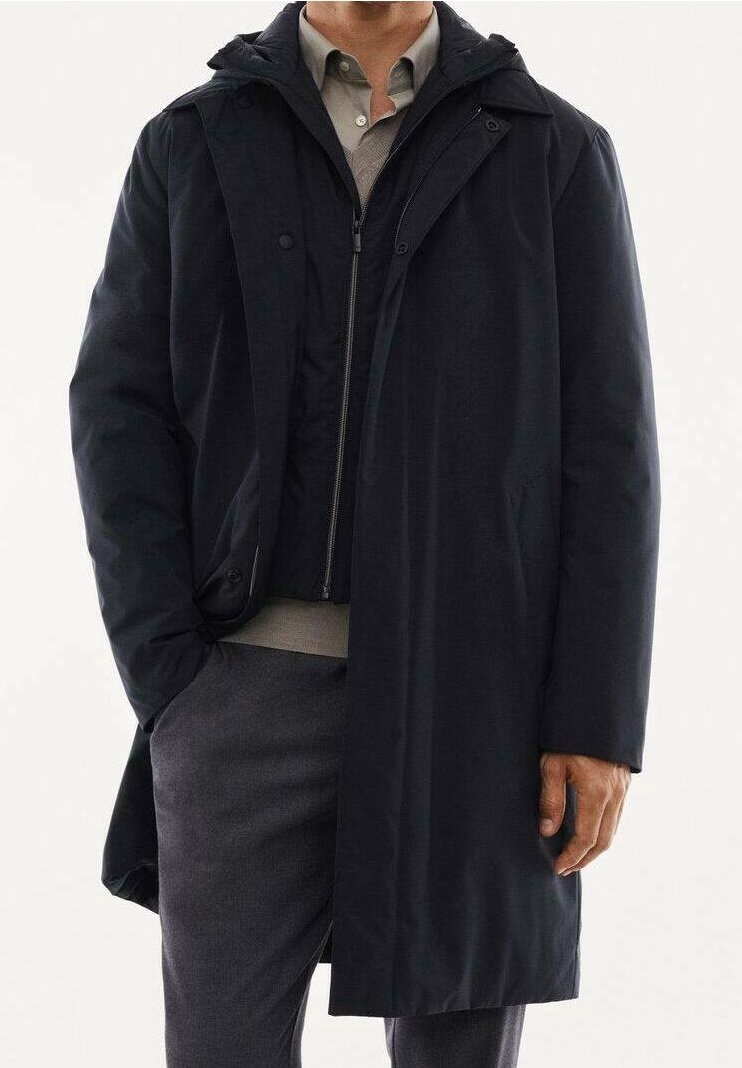Abrigo largo negro con capucha desmontable, hecho de una tela suave. Presenta un cierre de cremallera, tapeta de botones y bolsillos laterales.
