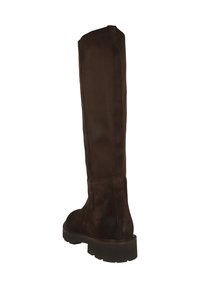 Stivale in suede marrone scuro, alto fino al ginocchio, con suola spessa a dentatura, punta arrotondata e dettagli in cucitura lungo la parte posteriore e i lati.