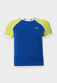 Μπλε μπλουζάκι με πράσινα μανίκια ραγκλάν, λευκή περιμετρική ρίγα και μικρό λευκό λογότυπο στο εμπρός μέρος. Ομαλό ύφασμα, κλασικό σχέδιο με κοντά μανίκια.