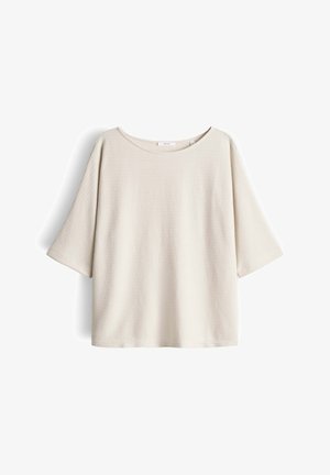 Beige kurzärmliges Strickoberteil mit weiten Ärmeln und rundem Ausschnitt, flach auf weißem Hintergrund dargestellt.