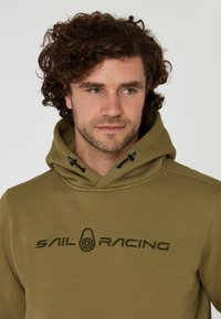 Sail Racing BOWMAN - Jersey con capucha - dusty olive
