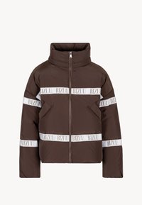 Brązowa kurtka puchowa z wysokim kołnierzem, przednim zamkiem błyskawicznym, kieszeniami bocznymi i białymi poziomymi paskami z napisem "BIZUU" na klatce piersiowej, rękawach i w talii.