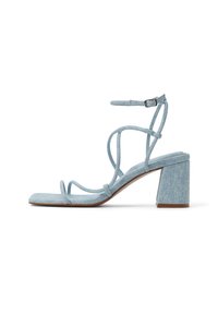 Sandal con tacco a blocco in denim blu chiaro, con sottili cinturini incrociati e cinturino alla caviglia. Design a punta quadrata e finitura in tessuto testurizzato.