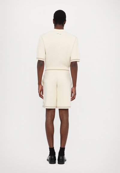 Filling Pieces UNISEX - Lühikesed püksid - antique white