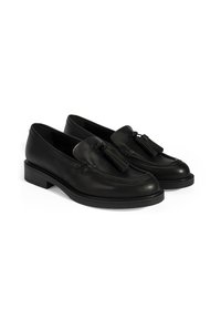 Schwarze Lederloafers mit dekorativen Quasten, runder Zehenpartie und flachem Absatz. Glatte Textur mit Nähdetails und minimalistischem Design.