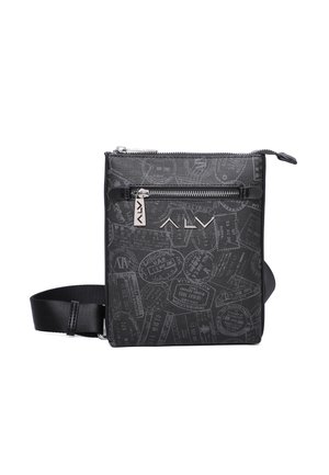 Bolso mensajero negro con un acabado texturizado, que presenta un patrón de postales, un cierre superior de cremallera y una correa ajustable. Acentos metálicos del logo.