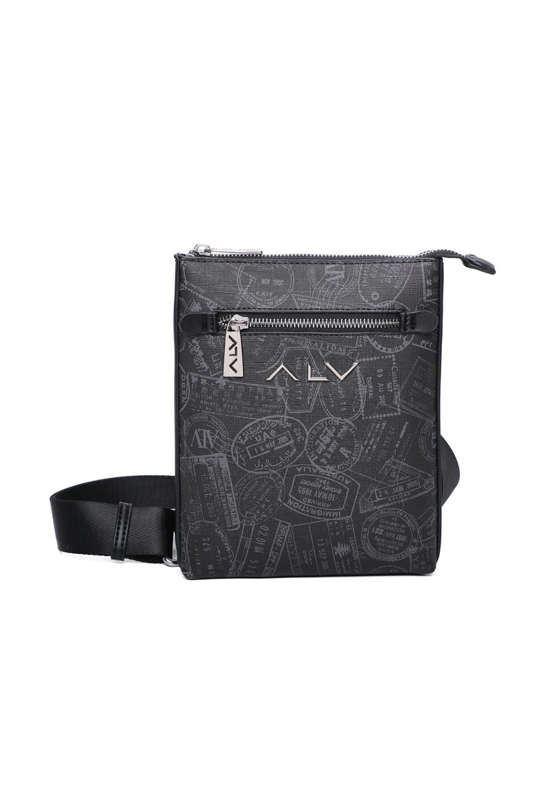 Borsa a tracolla nera con finitura texturizzata, caratterizzata da un motivo di cartoline, chiusura superiore con zip e tracolla regolabile. Accenti metallici del logo.