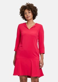 Rotes, knielanges Kleid mit entspannter Passform, Dreiviertelärmeln und einem weichen Kragen. Hergestellt aus glattem, leichtem Stoff mit einem ausgestellten Rock.