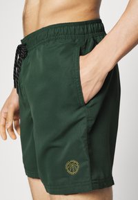 Jack & Jones JPSTFIJI JJSWIM SOLID  - Short de bain - jungle green