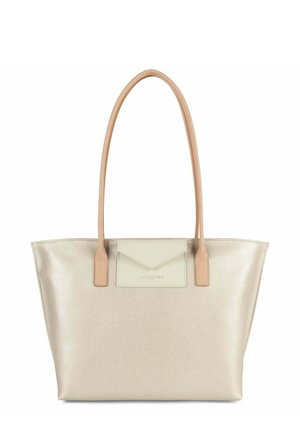 Sac fourre-tout en cuir beige avec deux poignées en cuir tan, forme structurée, extérieur texturé et un panneau d'accent crème portant un logo.